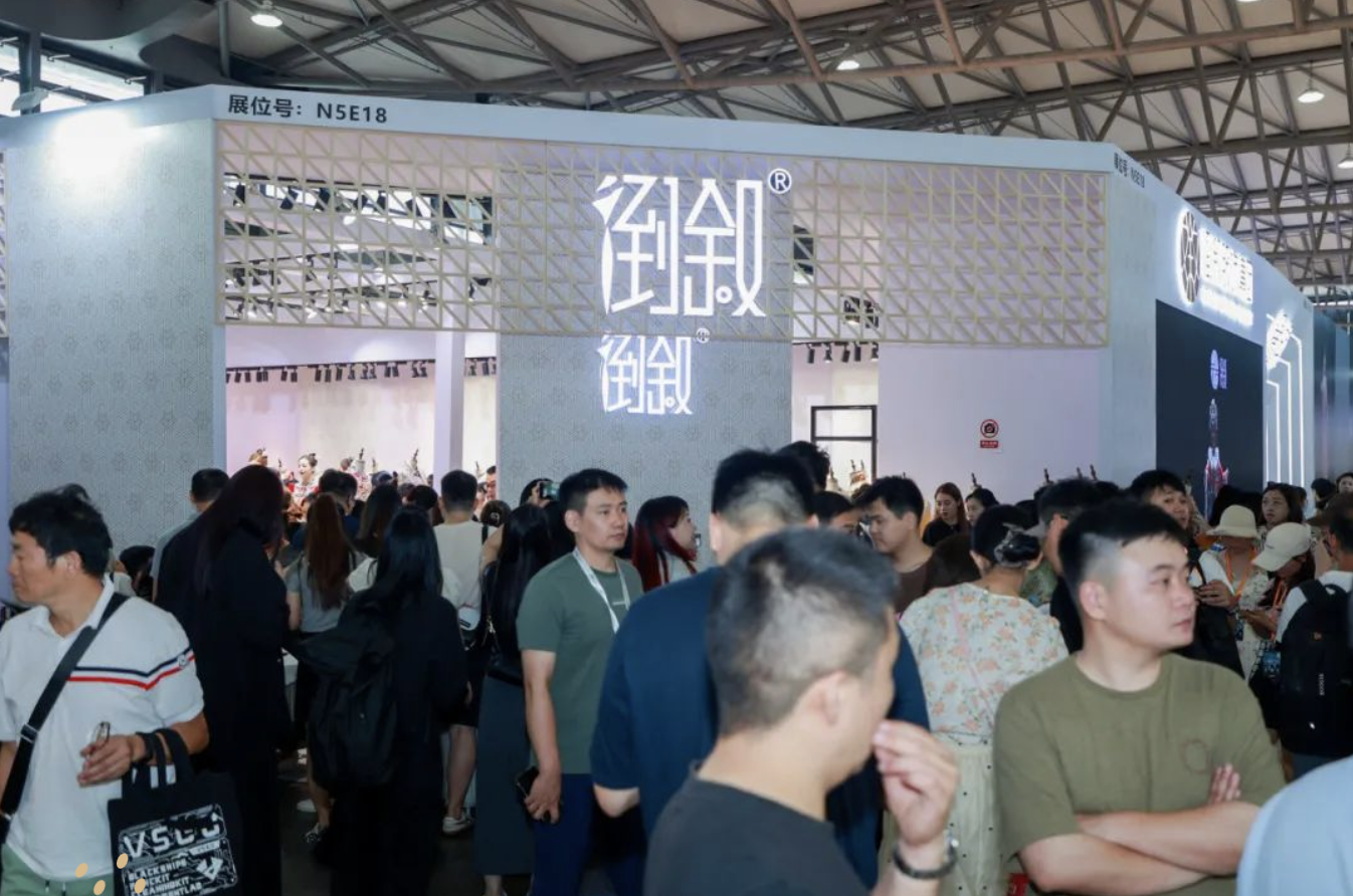 邀請(qǐng)函 | 倒敘集團(tuán)亮相2024上海國(guó)際婚紗禮服、彩妝造型及時(shí)尚配飾展